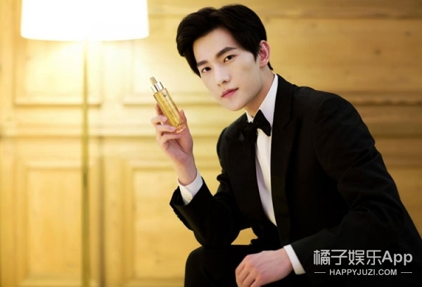 男明星集体抢女明星饭碗，化妆品的代言竟然全被他们给霸占了！